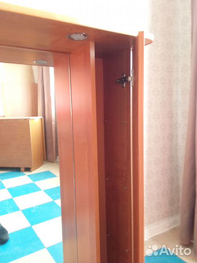 Зеркало с полочками