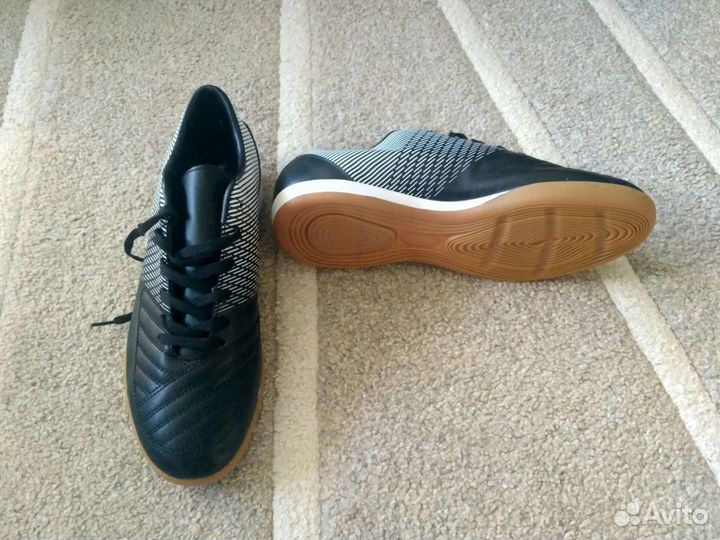 Футзалки (кроссовки)