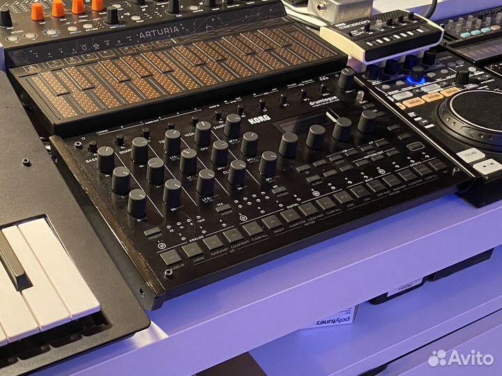 Korg Drumlogue аналоговый синтезатор драм-машина