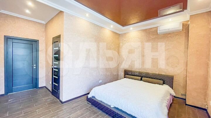 Дом 458,7 м² на участке 4,7 сот.