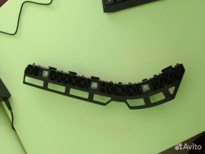 Кронштейн заднего бампера правый Kia Rio 3 седан