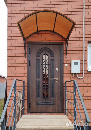 Дверь для дома со стеклом и ковкой