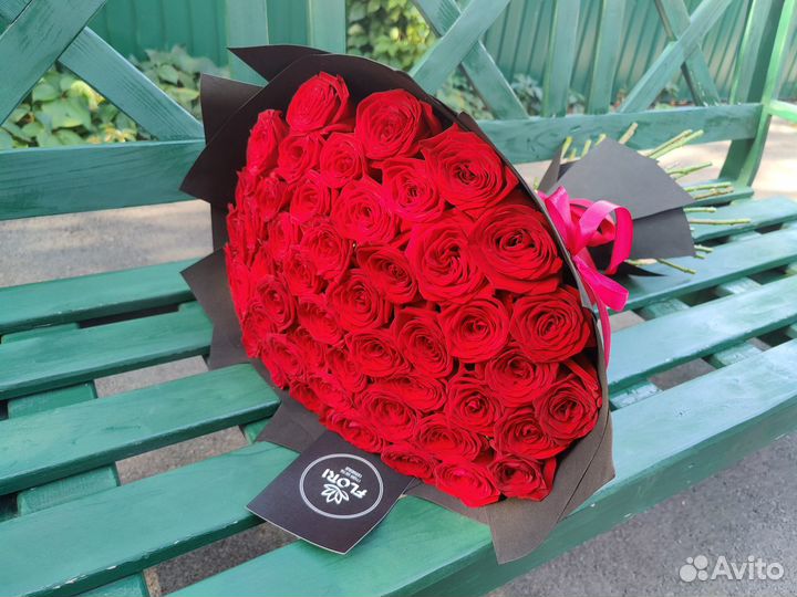 51 роза в строгом оформлении Лакшери