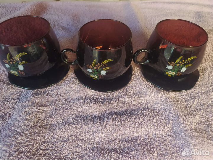 Посуда: бокалы, фужеры, кружки, тарелки