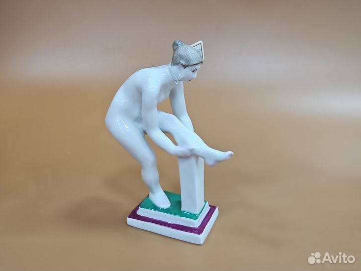 Статуэтка.женщина надевающая чулок,ифз,фарфор17см