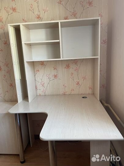 Угловой письменный стол с полками