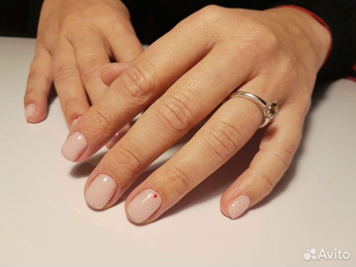 Модель на маникюр и наращивание ногтей