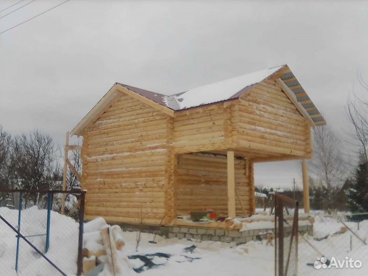 Сруб дома из бревна ручной рубки