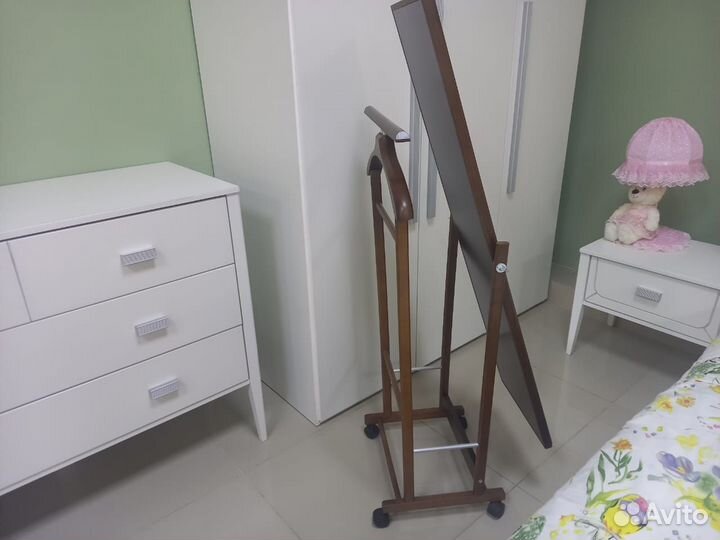 Зеркало напольное на колесах