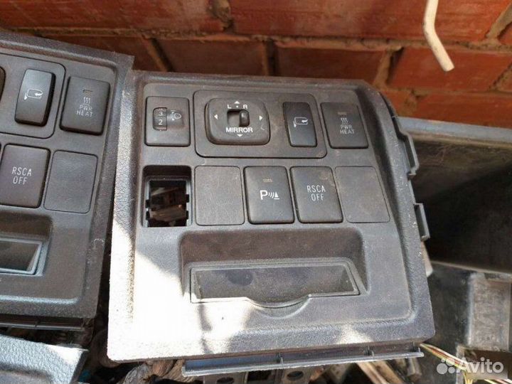 Кнопка Toyota Land Cruiser 200