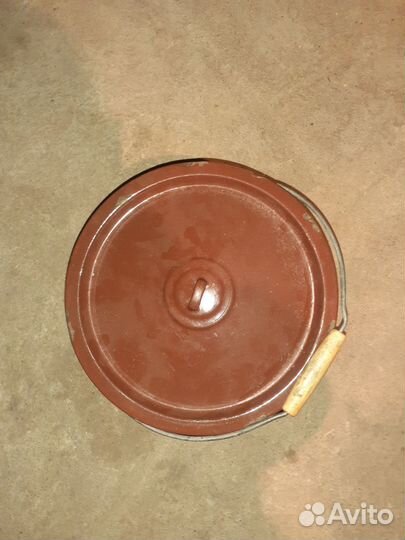 Эмалированное ведро с крышкой