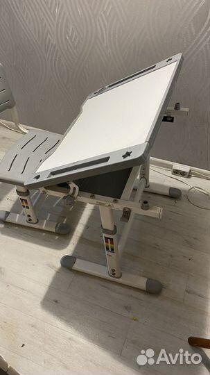 Письменный стол и стул растущие для школьника