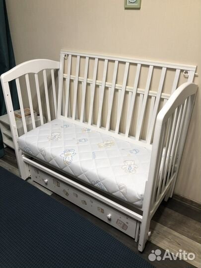 Детская кроватка с маятником и ящиком