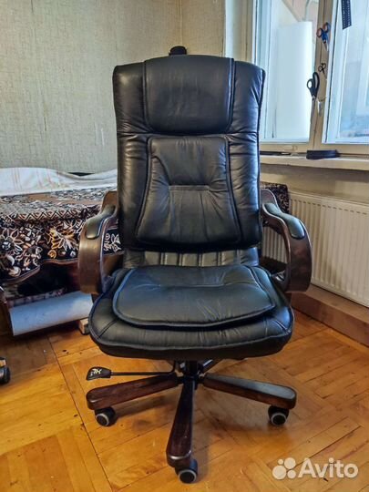 Кожаное кресло руководителя