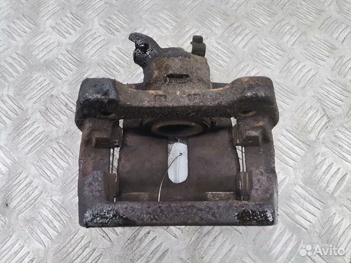 Суппорт задний левый Land Rover Discovery 3 2004