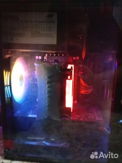 Игровой компьютер с монитором и клавиатурой