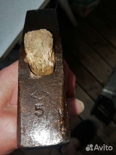 Ножовка по дереву и молоток