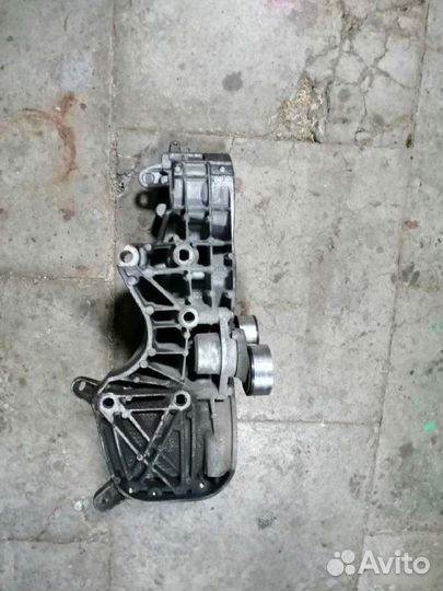 Кронштейн генератора Renault Sandero