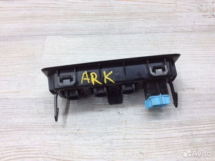 Блок кнопок Renault Arkana пробег 46 H5HA450 2019