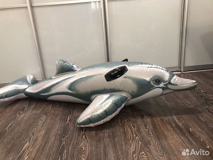 Надувной дельфин