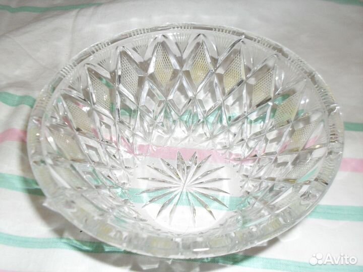 Хрустальные вазы с различными резными узорами