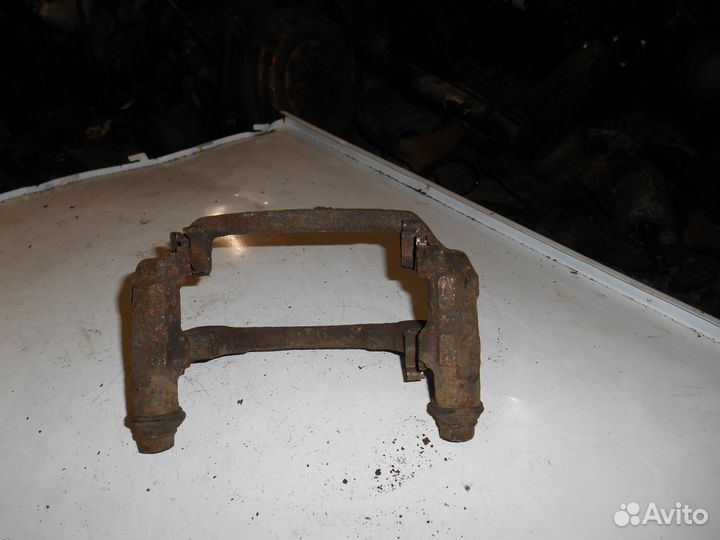 Скоба переднего правого суппорта Toyota Carina E