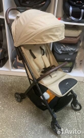 Легкая коляска с автоматическим сложением