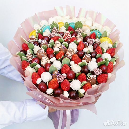 Съедобные букеты из клубники и шоколада
