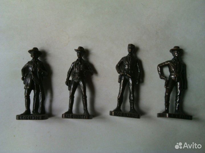 Игрушки из киндера Ландрин солдатики