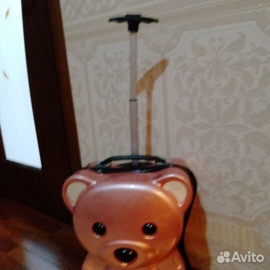 Детский чемодан на колесиках