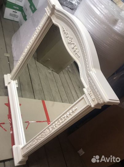 Настенное зеркало