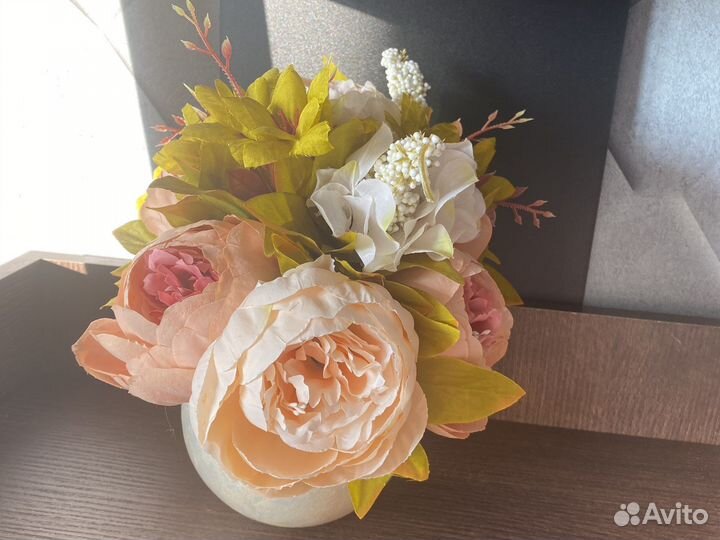 Композиция из искусственных цветов