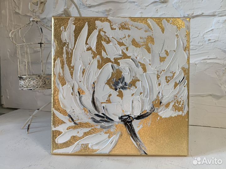 Картина миниатюра Белый цветок на золоте