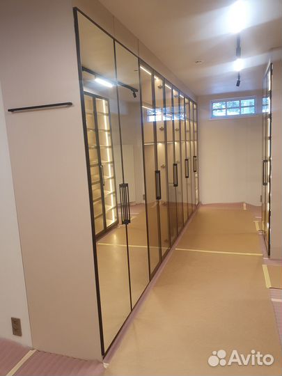 Стеклянный шкаф с подсветкой на заказ