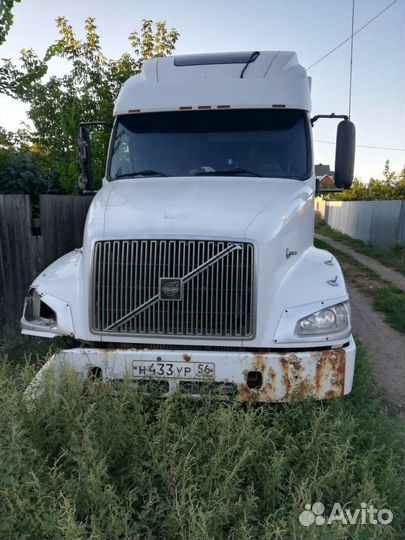 Volvo VNL с полуприцепом, 2002