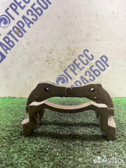 Скоба суппорта передняя левая LADA Priora хэтчбэк