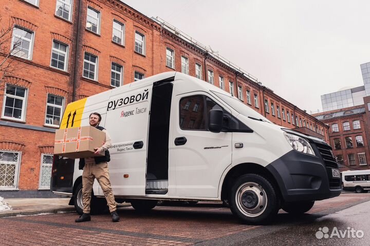 Водитель на личном грузовом автомобиле