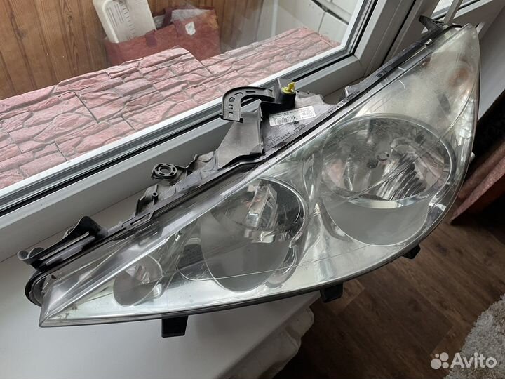 Фара для Peugeot 207 левая