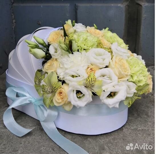 Букет цветов в коляске люльке на выписку из роддом