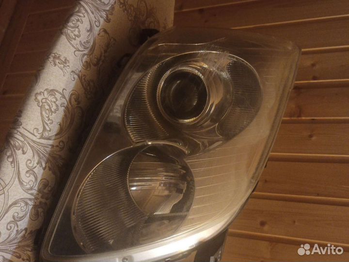 Фары на Toyota avensis