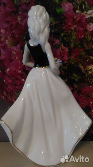 Статуэтка Фарфор. Девушка в золотом ободке