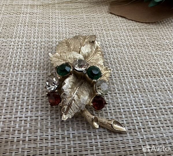Массивная брошь с кристаллами штихель sphinx лист