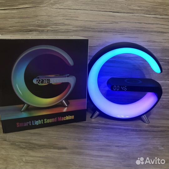 Светильник с RGB, беспроводной зарядкой и колонкой