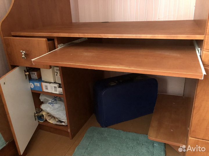 Детская мебель: стол-шкаф-двухярусная кровать