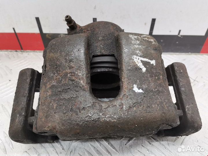 Суппорт передний правый Volkswagen Touran 2005