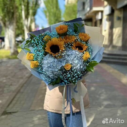 Букет Сборный из Подсолнухов И Гортензии