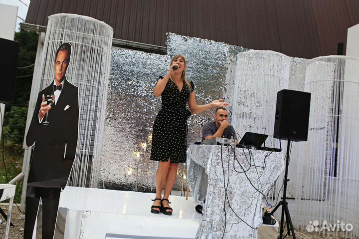 Ведущая-поющая