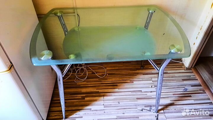 Стеклянный стол