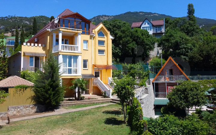 Дом 279 м² на участке 7,7 сот.