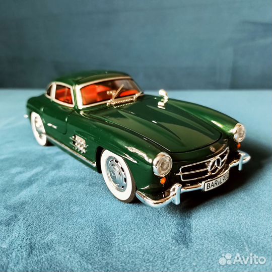 Модель автомобиля Mercedes Benz 300SL изумрудная